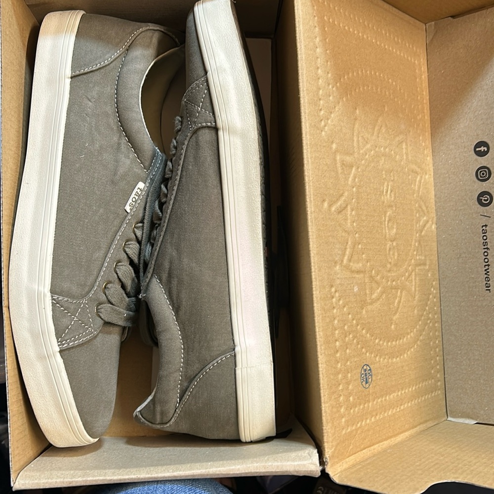 Taos Footwear Men's Starsky Dark Olive Distressed Sneaker 13 M
